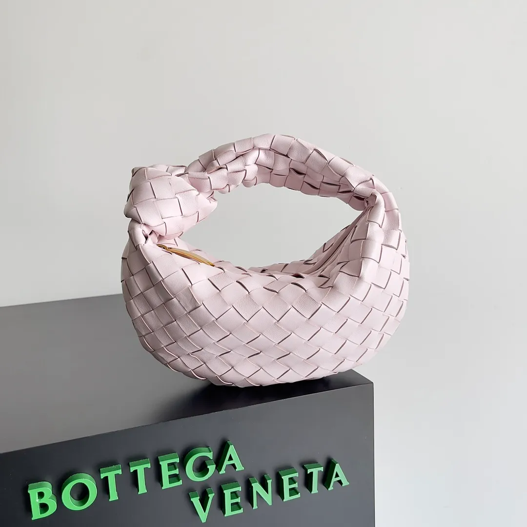 Batch 1120 Bottega veneta͙.——The latest braided and knotted hobo🔥 The top-grade lambskin leather is very soft, the bag shape is unique, practical and durable. It retains the traditional weaving elements while being a bit more flamboyant ~ Made of hand-woven sheepskin, zipper opening and closing, curved seamless structure, effortless to match. Highly recommended⚠️⚠️⚠️ The highest-end in the market🌈 Welcome to compare [Factory equipped with full package] size: 23x15x5cm.   Model: 651876